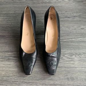 Vintage Chanel. Good condition. One bottom heel needs replaced. Can still wear🖤